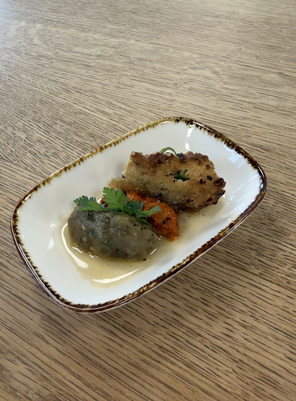 Krokette mit Kräutern in einer kleinen Schale.