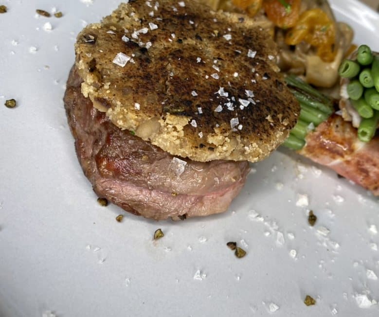 Steak mit Kruste, Pfifferlingen und grünen Bohnen.