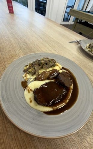 Geschmorte Rinderbacke auf Püree mit Jus.